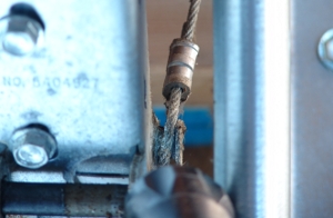 Check that the cables are on the bottom fixtures.